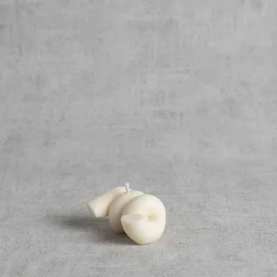 Détail spirale organique de la bougie nœud "II" en cire végétale artisanale