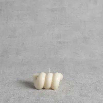 Détail enroulement de la bougie nœud "II" en cire de colza artisanale française