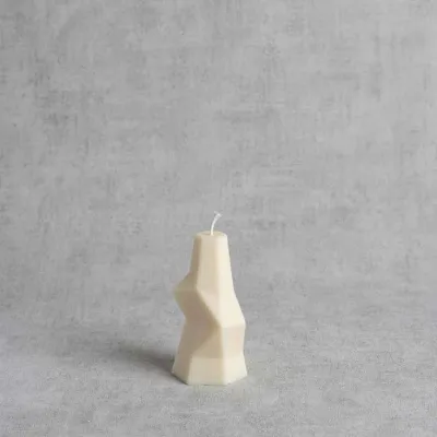 Détail facettes géométriques de la bougie "Dobraduras I" en cire végétale artisanale