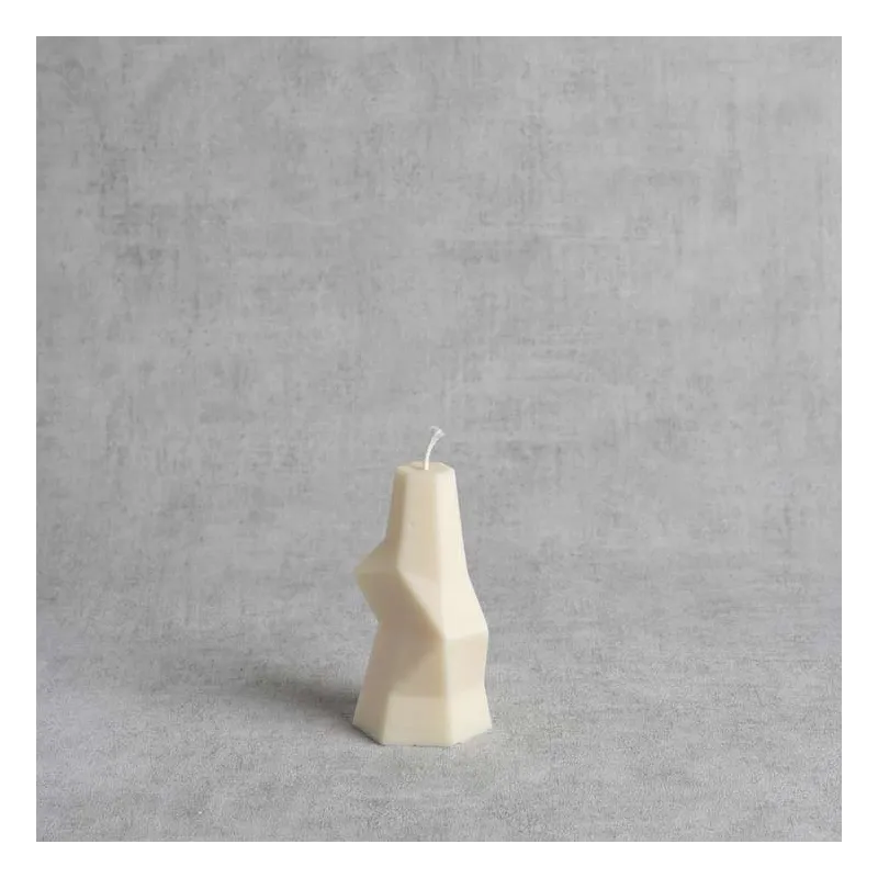 Détail facettes géométriques de la bougie "Dobraduras I" en cire végétale artisanale