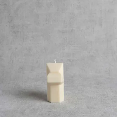Détail ailettes géométriques de la bougie "Dobraduras II" en cire végétale artisanale