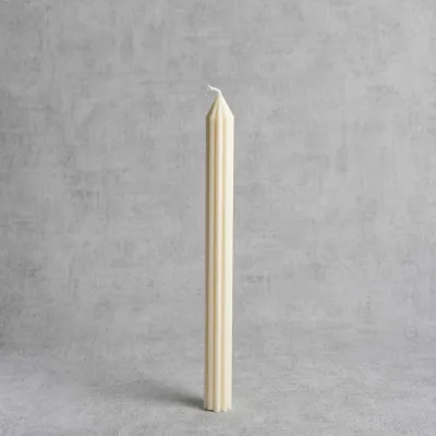 Chandelle cannelée "Opale" en cire végétale – H 24,5 cm – vue de face