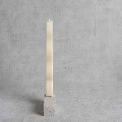 Chandelle zigzag "Zilia" en cire végétale – H 25 cm – profil ondulé sur socle terrazzo