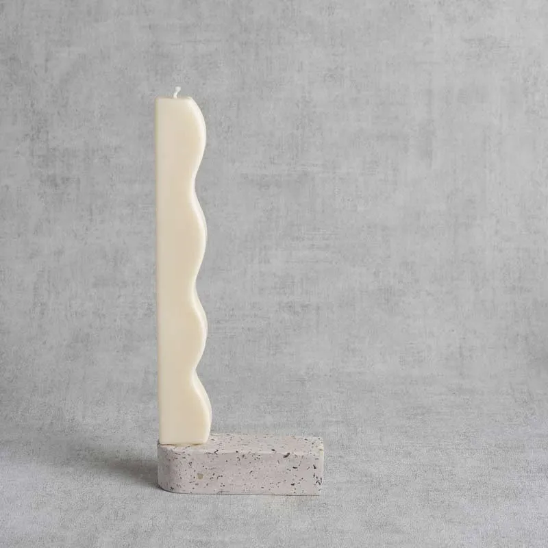 Chandelle "Zilia" en cire végétale – vue de face, profil asymétrique ondulé