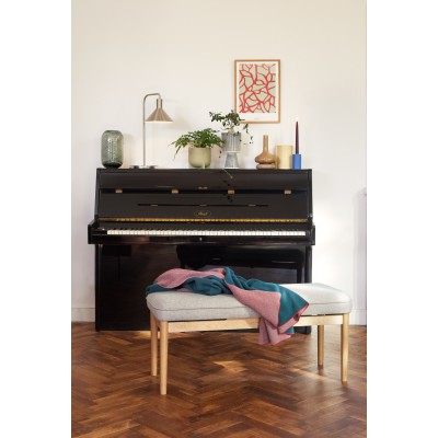 Bougeoir bleu sur un piano noir - Bougeoir en chêne placé pour ajouter un élément naturel à un intérieur élégant.