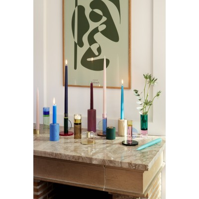 Bougeoirs et autres objets déco sur une table - Composition de bougeoirs en chêne pour un effet décoratif harmonieux.