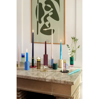 Bougeoirs et autres objets déco sur une table - Composition de bougeoirs en chêne pour un effet décoratif harmonieux.