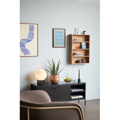 Bougeoir vert foncé avec bougie bleue - Bougeoir en chêne sur une table basse pour une touche de chaleur.