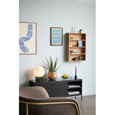 Bougeoir vert foncé avec bougie bleue - Bougeoir en chêne sur une table basse pour une touche de chaleur.