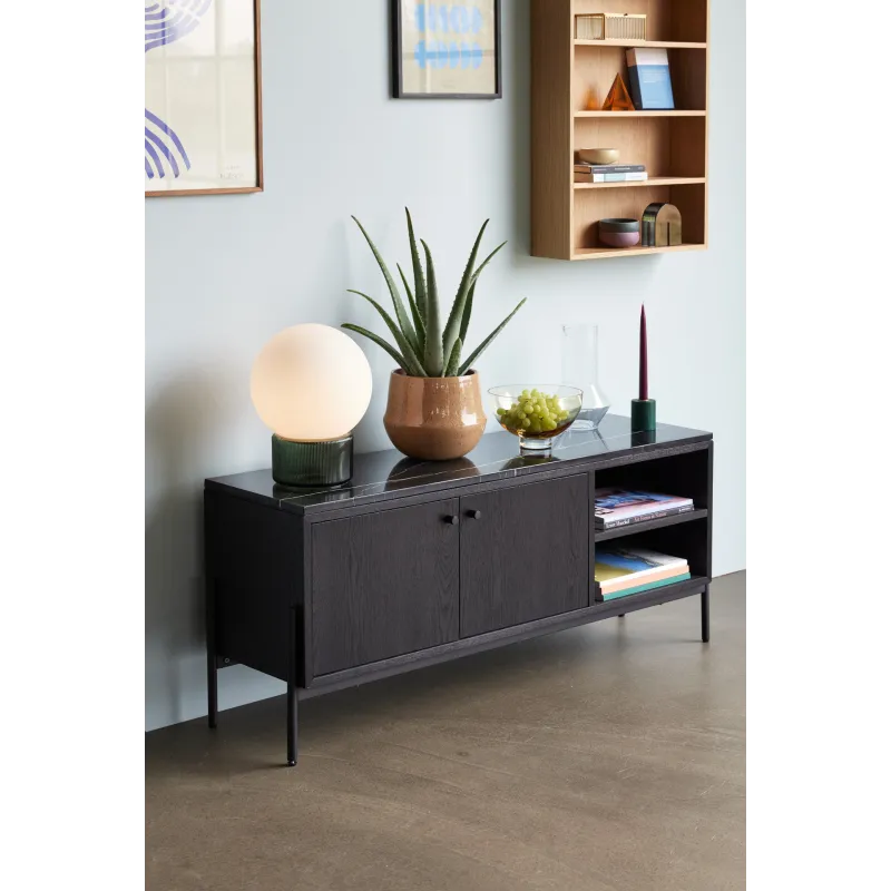 Bougeoir vert dans un coin déco - Bougeoir sur une console, ajoutant un contraste de couleurs dans le décor.