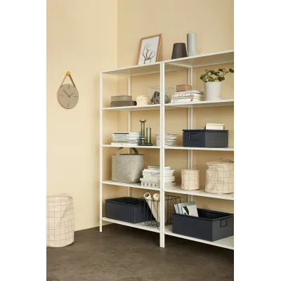 Intégré dans une bibliothèque moderne et épurée.