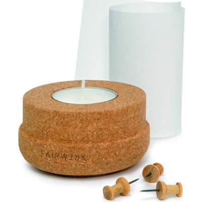 Lanterne Pinnlicht avec épingles en bois et rouleau de papier.