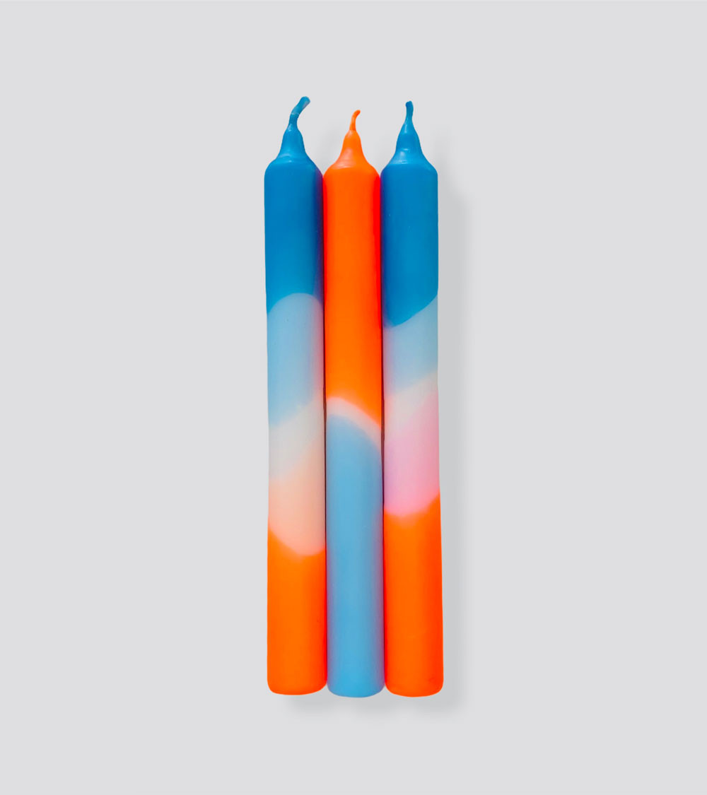 Bougies Dip Dye Coral Playa – Un trio de bougies colorées aux teintes de corail et bleu océan pour illuminer vos espaces.